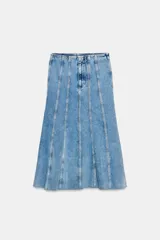 Falda midi de denim con diseño de paneles verticales marcados por costuras visibles. Presenta un corte evasé con bajo deshilachado y cierre frontal con cremallera, botón y gancho.