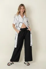 Pantalón ancho color ladrillo, de viscosa y poliéster, con cintura elastizada, cordón para ajustar y bolsillos laterales.