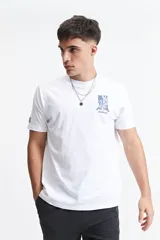 Remera blanca de algodón con cuello redondo y manga corta. Presenta un estampado rectangular en el frente con un diseño abstracto en tonos celeste y azul, y el logo de la marca Mistral.