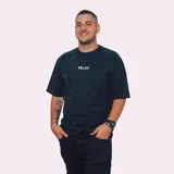 Remerón negro de manga corta y corte holgado, con estampado en la espalda con tipografía estilo recorte de periódico que dice "relajo pero con orden".