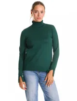 Polera de cuello alto confeccionada en tejido de punto fino, con mangas largas y detalle de tajo en los puños.