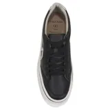 Championes urbanos Democrata modelo Yane, color blanco con detalle de logo en azul marino en el lateral y refuerzo en el talón color marrón. Presentan cierre con cordones y suela de goma texturizada.