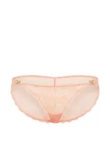 Panty tipo bikini confeccionado en encaje supersuave color salmón, con diseño de talle bajo, herrajes de mariposa de cristal en los laterales y espalda de malla transparente con fruncido.