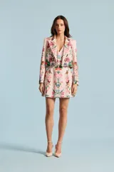 Vestido corto de color rosado con escote en V y sin mangas, confeccionado con un estampado floral detallado y simétrico de inspiración romántica.