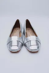 Mocasín bajo plateado con capellada trenzada.