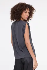 Musculosa de algodón color gris oscuro, con cuello redondo, hombros estructurados y estampa frontal de un dragón con bordado y aplicaciones de brillo.
