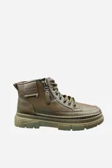 Bota corta de cuero sintético color marrón, con cordones, suela chunky y cierre lateral.