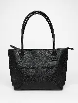Cartera tipo tote bag de cuero vacuno color marrón oscuro, de diseño estructurado con asas largas para llevar al hombro y cierre superior. Presenta detalles de costuras decorativas y pespuntes en el frente.