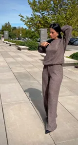 Pantalón de punto de corte recto y tiro alto, con cintura elástica y textura acanalada.