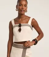 Blusa cropped de viscosa y lino color crudo, con breteles anchos, escote cuadrado y detalle de rayas horizontales en el busto.