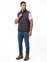 Chaleco acolchado color negro con diseño matelaseado, cierre frontal completo y cuello alto. Cuenta con parche de silicona con logo de la marca en el pecho y bolsillos laterales tipo welt.