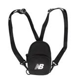 Cartera tipo bandolera micro de New Balance, color negro, con correas ajustables y logo de la marca estampado en blanco en el frente.