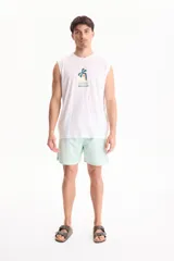 Musculosa blanca de algodón con estampado en la espalda que incluye una palmera, un sol, una isla y la frase "Sea La Vie".