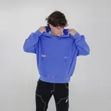 Canguro azul con efecto desgastado, capucha, bolsillo canguro frontal y estampados en color rosado.