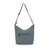 Cartera bandolera gris de formato amplio, con correa larga regulable y desmontable con inscripciones. Cuenta con cierre superior, bolsillo frontal con cierre y detalle colgante de cordones, y un bolsillo trasero con cierre.
