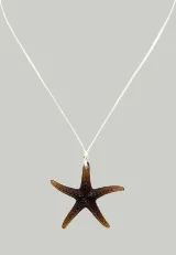 Collar con dije de estrella de mar grande de color rojo vibrante, suspendido de un tiento negro fino.
