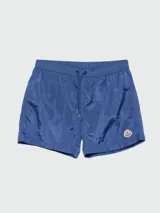 Short de baño Moncler de color azul, con cintura elástica con cordón ajustable y parche con logo bordado en el bajo.
