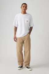 Pantalón de jean color beige, de corte recto y holgado, con bolsillos laterales y traseros.