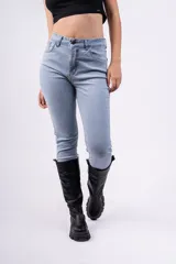 Pantalón de jean celeste de tiro alto, corte ajustado y largo hasta el tobillo.
