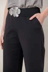 Pantalón de corte recto y tiro alto, color azul marino, confeccionado en mezcla de algodón y elastano, con cintura elástica y bolsillos laterales.