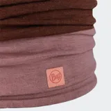 Cuello multifuncional de lana merino color rosa con secciones en marrón.