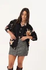 Camisa oversize negra con estampado floral, abotonada y con cuello camisero.