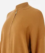 Campera de punto de corte regular y estilo oversized, confeccionada en una mezcla de viscosa, poliéster y poliamida. Presenta cierre frontal completo, mangas largas con puños acanalados y acabado acanalado en el ruedo.