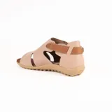 Sandalia baja combinada de cuero en color celeste con detalles en marrón tostado, tira con hebilla lateral ajustable y suela texturizada.