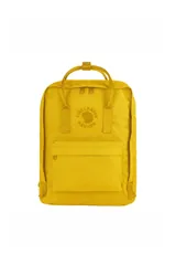 Mochila Fjallraven Re-Kånken Mini color amarillo, fabricada con poliéster reciclado de botellas de plástico.