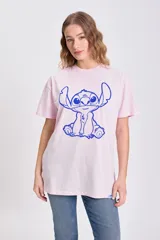 Remera oversize de manga corta, color rosa claro, con estampado frontal de Stitch (personaje de Disney) en color azul.