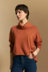 Polera de tejido de punto color naranja con cuello alto de caída relajada y diseño de líneas en relieve. Presenta una silueta holgada con hombros caídos y mangas largas.