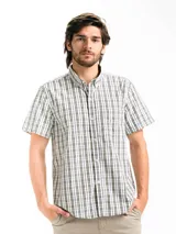 Camisa de hombre de manga corta con estampado a cuadros en tonos blanco, verde y marrón. Tiene cuello abotonado y bolsillo en el pecho.