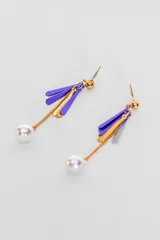 Aros colgantes con diseño de flecos metálicos en tonos violeta y dorado, rematados con una perla blanca en el extremo inferior y una esfera dorada en la parte superior.