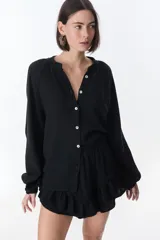 Camisa marrón de lino con cuello mao, mangas largas y corte holgado.