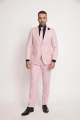 Traje de tres piezas color rosado claro, compuesto por saco entallado, chaleco y pantalón de corte slim fit. Presenta solapas clásicas, cierre frontal con botones y bolsillos laterales.