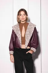 Campera corta de cuerina color bordó con cuello y puños de piel sintética con estampado animal print. Mangas largas abullonadas y corte holgado.