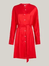 Vestido camisero rojo de viscosa, corte recto, largo hasta la rodilla, con cuello mao, cierre frontal con botones y cinturón de lazo.