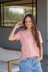 Remera básica de algodón con cuello en V y manga corta.