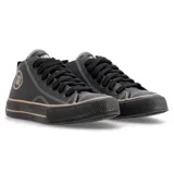 Zapatillas de media caña John Foos modelo 164 Flashback go, reedición del modelo icónico de los años 90. Confeccionadas en cuero ecológico negro con bordado del logo retro, forrería de microcanvas crudo, ojalillera de bronce, cordones chatos de algodón negros y base de caucho vulcanizado negra con doble filete.