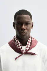 Pañuelo cuadrado de algodón con estampado de cuadros damero en verde militar y blanco.