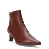 Bota de caña baja marca Bottero, color marrón, con taco fino y punta fina.