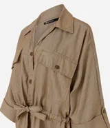 Campera tipo parka de la marca Marfinno, confeccionada en mezcla de algodón, viscosa y lino en color beige. Presenta cuello camisero, cierre frontal con botones, bolsillos con solapa en el pecho y cintura ajustable con cordón y lazo. Las mangas son largas con puños abotonados.