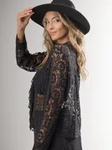 Camisa de encaje color crema, con corte clásico, volado frontal y botones al frente.