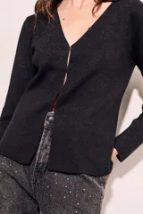 Cárdigan negro de lurex con escote en V y mangas largas.