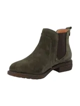 Botin estilo Chelsea de gamuza en color verde oliva, con paneles elásticos laterales en tono marrón oscuro y suela de goma con taco bajo.