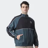 Campera deportiva Converse con diseño de bloques de color en azul petróleo y negro, con detalles de ribetes blancos. Presenta cierre frontal completo, cuello alto, puños elásticos y logo circular de la marca en el pecho.