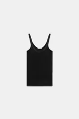 Camiseta de tirantes negra de corte ajustado, con escote redondo y diseño en tejido rib.