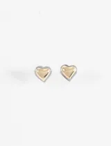 Par de aros pequeños con forma de corazón, con centro dorado y borde plateado.