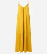 Vestido largo mostaza de viscolino con escote en U, breteles finos y corte evasé con caída fluida. Cuenta con un recorte fruncido en el ruedo.