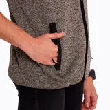 Chaleco de polar gris con cierre frontal, bolsillo en el pecho con cierre y bolsillos laterales con cierre e interior de polar.